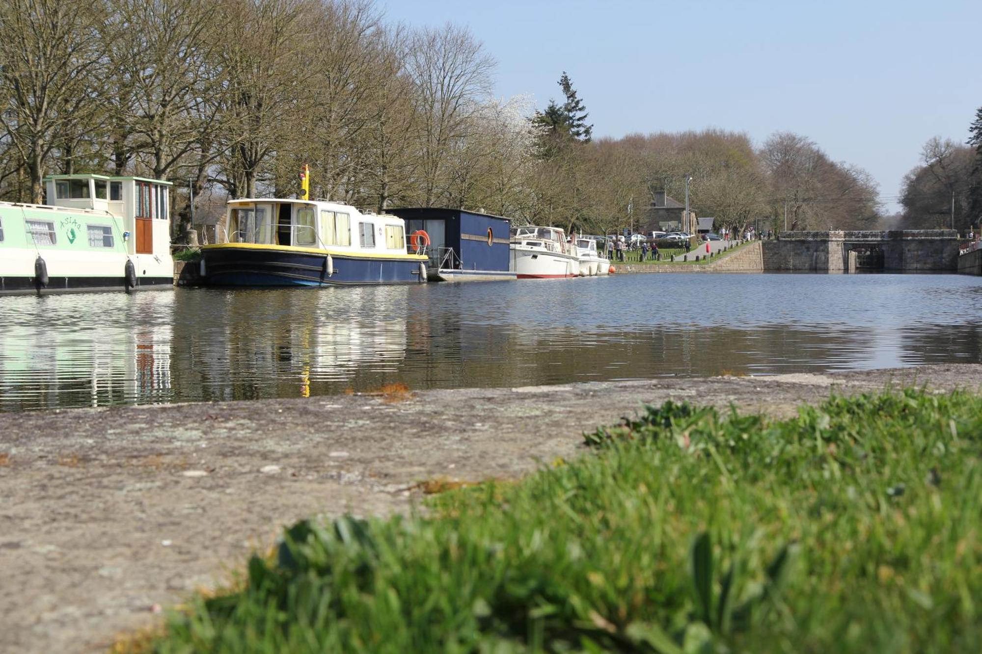Ille Flottante, Maison Eclusiere Et Hebergements Insolites Sur Le Canal Hédé Bagian luar foto